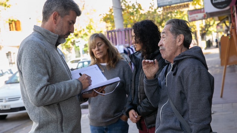 Ulpiano Suarez visitó comercios de la Sexta Sección